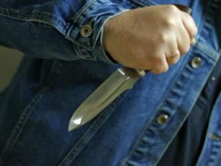 В Слонимском районе пьяный парень угрожал детям ножом и вилкой